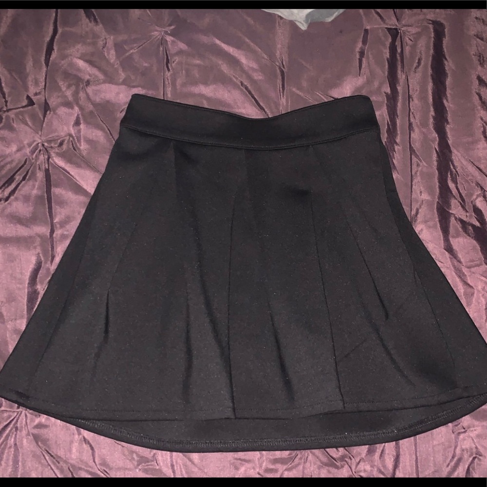 Black pleated high waisted skirt!